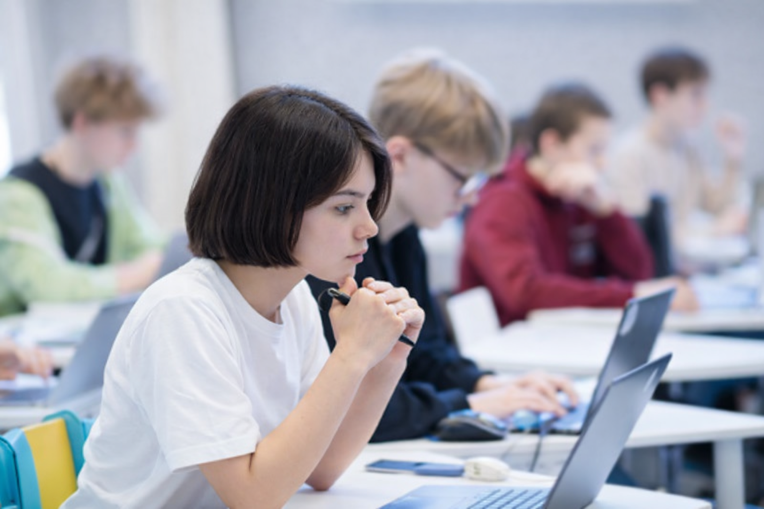 Ученица за ноутбуком